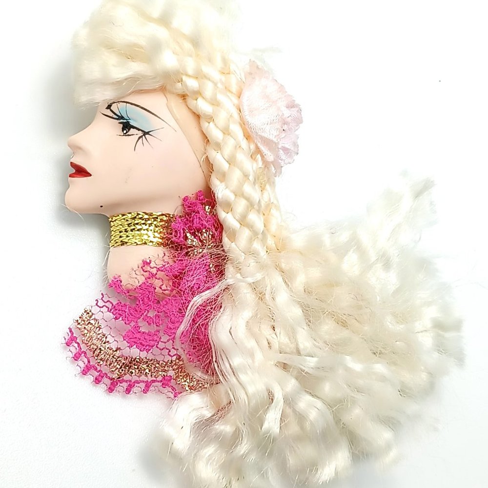 VINTAGE LADY PROFILE HEAD BROOCH WITH BLONDE HAIR